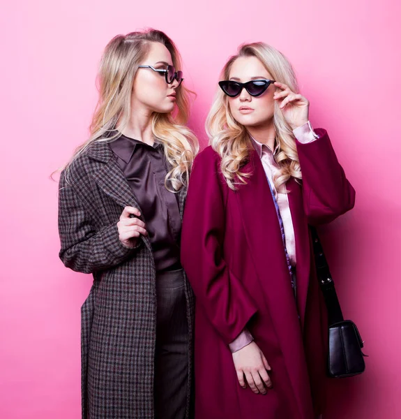 Dos Mujeres Jóvenes Dulces Posando Con Ropa Bonita Abrigo Bolso —  Fotos de Stock