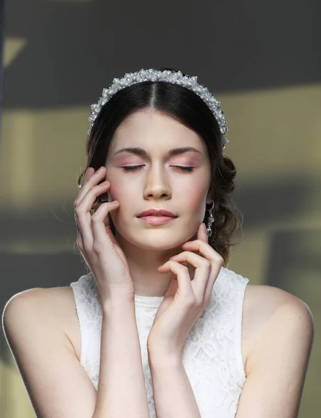 Hermosa Novia Retrato Maquillaje Boda Peinado Chica Diamantes Tiara Modelo — Foto de Stock