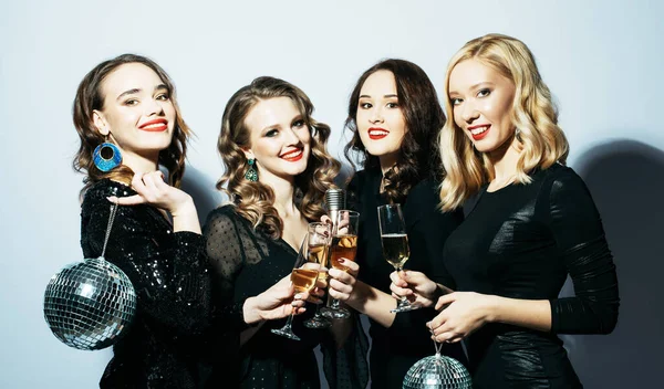 女性朋友们用闪闪发光的酒 拿着话筒和迪斯科球 在长笛上叮叮当当 派对时间 — 图库照片