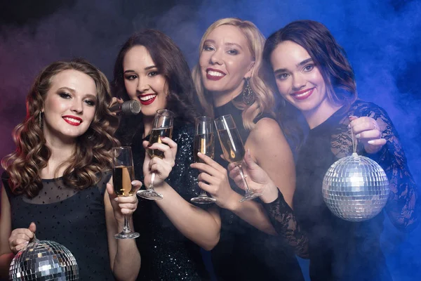 一群派对上的女性朋友用闪闪发光的酒和话筒与迪斯科球拍击长笛 派对时间 — 图库照片