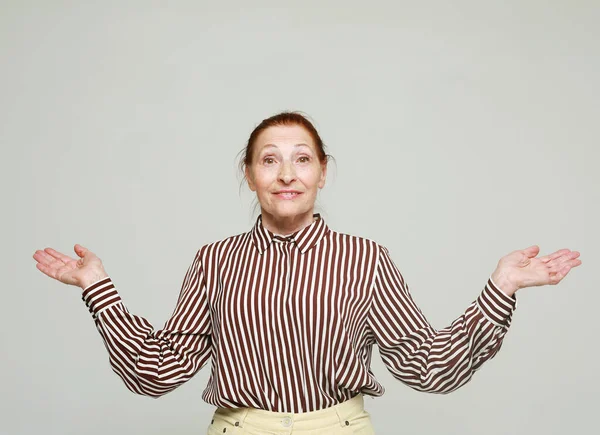 ライフスタイル 感情や高齢者の概念 ストライプシャツのシニア驚きの女性 灰色の背景に隔離された — ストック写真