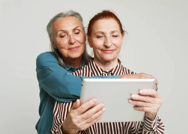 Συναίσθημα Τεϊνολογία Και Αντίληψη Για Τους Ηλικιωμένους Δύο Ηλικιωμένες Ώριμες — Φωτογραφία Αρχείου