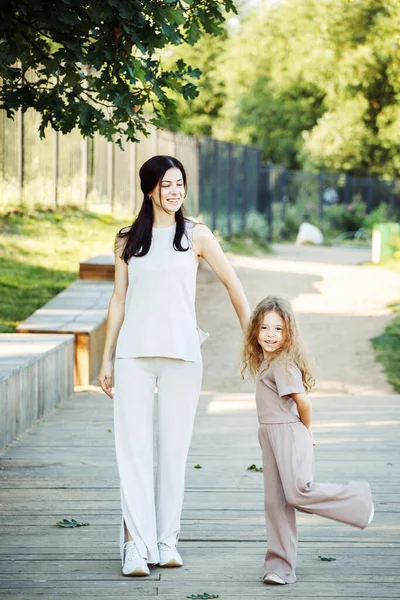 Little Daughter Holds Her Mother Hand Mother Daughter Walk Park — Stock Photo, Image
