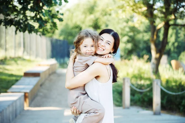 Feliz Verano Hijita Abrazando Joven Madre Feliz Parque Concepto Familiar —  Fotos de Stock