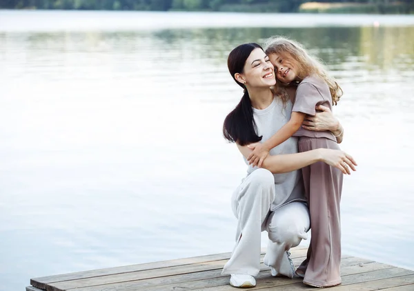 Young Mother Her Five Year Old Daughter Stand Bridge Lake — Stock Photo, Image