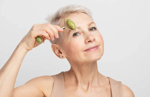 Krásná Tvář Portrét Roztomilé Hezké Starší Ženy Krátkými Vlasy Pomocí — Stock fotografie