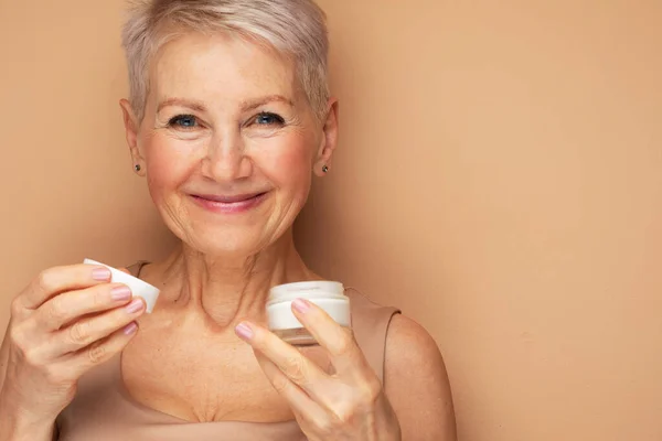 Sonriente Mujer Madura Mediana Edad Años Con Pelo Corto Poniendo —  Fotos de Stock