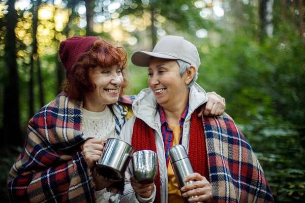 Két Idős Barátnő Sétál Erdőben Kávét Töltenek Egy Termoszból Jól — Stock Fotó