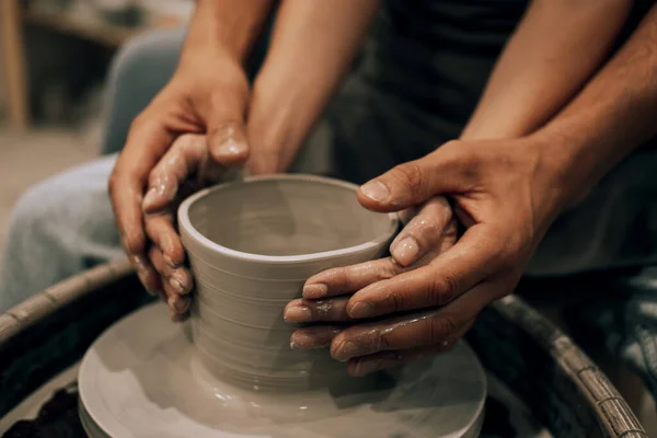 Couple Moule Vase Céramique Dans Atelier Poterie Mains Fermer Concept — Photo