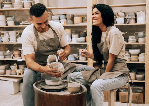 Una Giovane Bella Coppia Lavora Laboratorio Ceramica Dipingere Vaso Concetto — Foto Stock