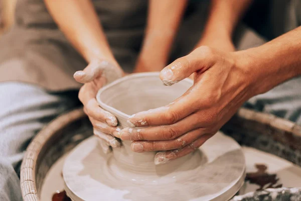 陶器の工房で2つの型のセラミック花瓶 手を閉じます 人間関係の概念 — ストック写真