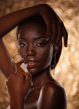 Yaratıcı altın yapmak ile güzel Afrikalı kadın portresi kadar yakın çekim