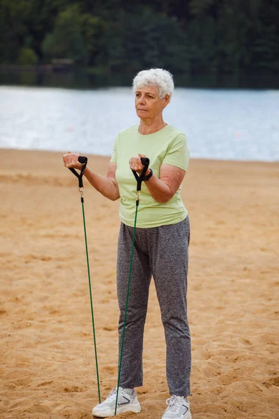 Stará Žena Nosí Sportovní Oblečení Dělá Cvičení Venku Pláži Dopoledních — Stock fotografie