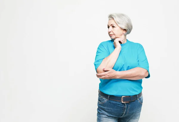 Persone Anziane Concetto Decisionale Ritratto Donna Anziana Maglietta Blu Che — Foto Stock