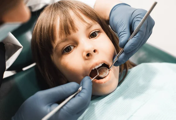 口腔医学 技术和保健概念 男牙医在诊所和小女孩一起工作 靠近点 — 图库照片