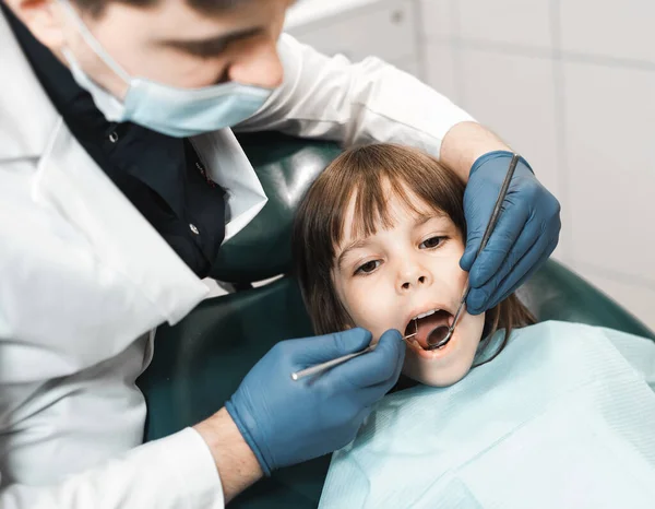 生活習慣 医療の概念 男性歯科医は診療所で女の子と働いています 閉じろ — ストック写真