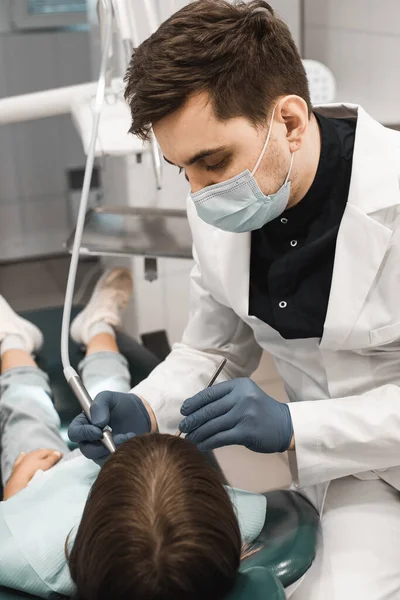 Nsanlar Tıp Stomatoloji Teknoloji Sağlık Hizmetleri Kavramı Erkek Dişçi Klinikte — Stok fotoğraf