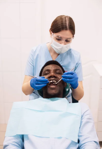 Retrato Paciente Varón Negro Recibiendo Tratamiento Dental Con Dentista Una —  Fotos de Stock