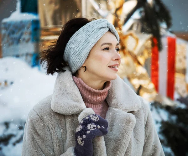 Schöne Junge Frau Winterkleidung Auf Dem Weihnachtsmarkt — Stockfoto
