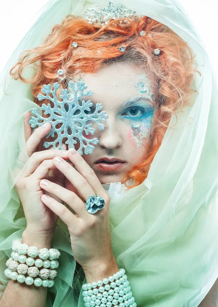 パーティー クリスマス 人々のコンセプト 新年の衣装の美しい赤い髪の女性は 銀の雪の結晶で彼女の目を閉じます おとぎ話のキャラクター — ストック写真