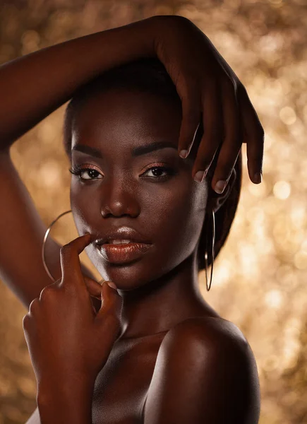 Primer Plano Retrato Hermosa Mujer Africana Con Oro Creativo Conforman —  Fotos de Stock