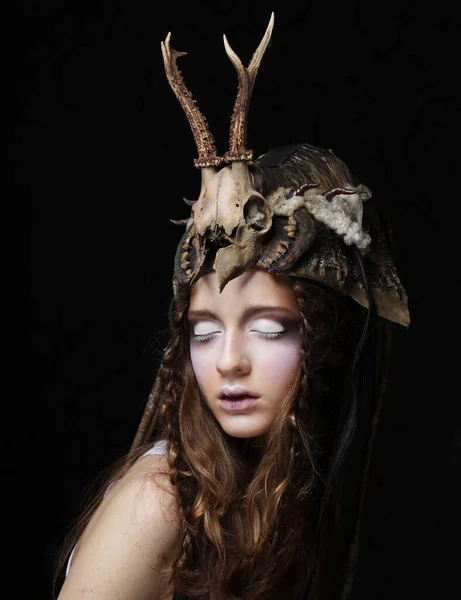 Yaratıcı Makyajlı Genç Bir Kadın Cadılar Bayramı Teması — Stok fotoğraf