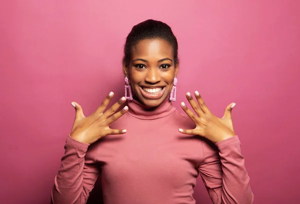 若い黒人女性は興奮し OgmやWowを叫び ピンクのスタジオの背景に喜びの感情を表現する — ストック写真