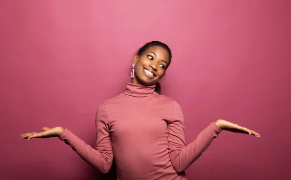 若い黒人女性は興奮し OgmやWowを叫び ピンクのスタジオの背景に喜びの感情を表現する — ストック写真