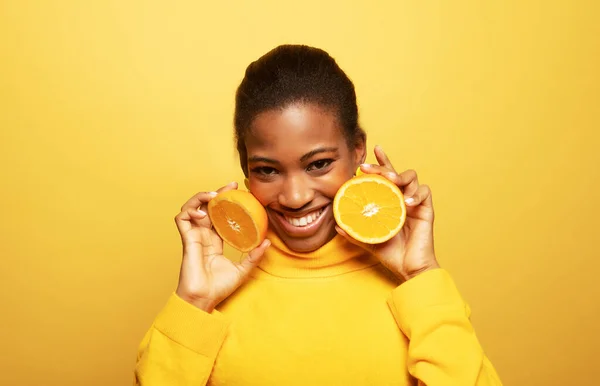 Jeune Afro Heureux Femme Américaine Tenir Des Tranches Orange Look — Photo