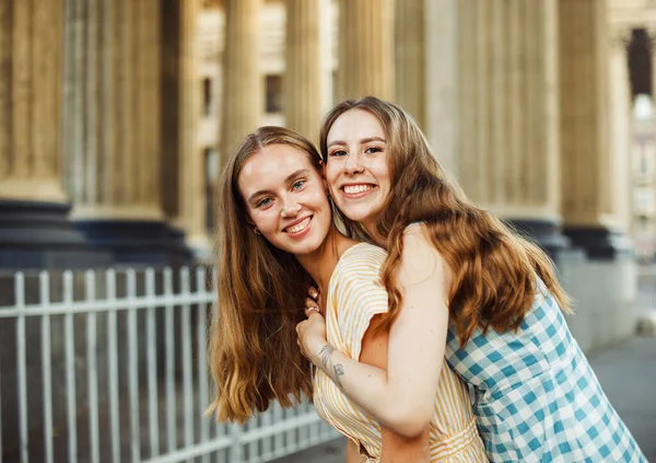 在城市街道上 笑着的女性朋友互相拥抱的特写照片 生活方式概念 — 图库照片