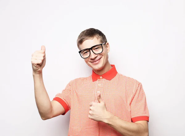 Jovem Vestindo Óculos Mostrando Sobre Fundo Branco — Fotografia de Stock