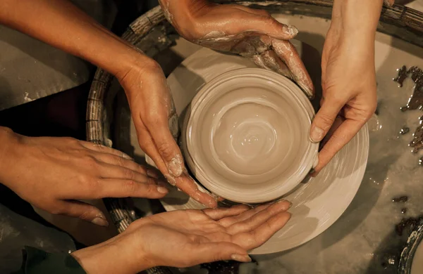 Kadın Çömlekçi Çarkı Üzerinde Çalışıyor Vazo Yapıyorlar Arkadaşlık Hobiler Yaratıcılık — Stok fotoğraf