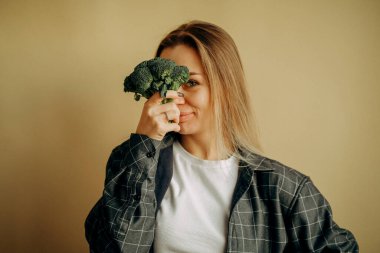 Milenyum kadınlarına brokoli göstermekten esinlendim. Spor, kilo kaybı ve vücut bakımı, zararlı ve sağlıklı yiyecek seçimi
