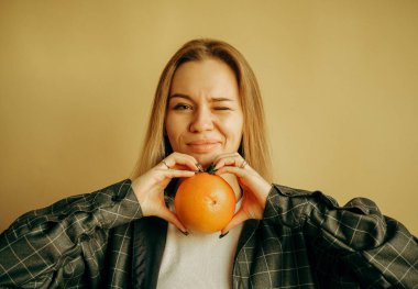 Milenyum kadınlarının turuncu gösterisi ilham verici. Spor, kilo kaybı ve vücut bakımı, zararlı ve sağlıklı yiyecek seçimi