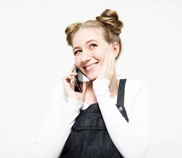Jonge Vrouw Met Glimlach Kijkt Omhoog Het Maken Van Telefoongesprek — Stockfoto