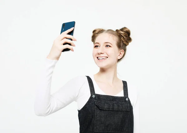 Зображення Красивої Блондинки Сміється Фотографує Селфі Мобільному Телефоні Ізольовано Білому — стокове фото