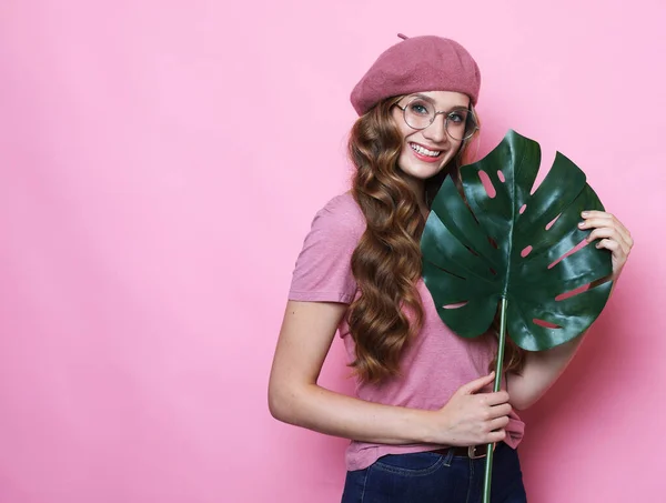Красивая Молодая Женщина Длинными Волнистыми Волосами Розовой Шляпе Шарфе Держа — стоковое фото