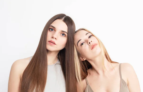 Duas Jovens Mulheres Com Cabelos Longos Ficar Juntos Fundo Branco — Fotografia de Stock