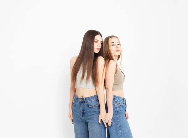 Deux Amis Féminins Riants Mode Étreignant Amusant Sur Fond Gris — Photo