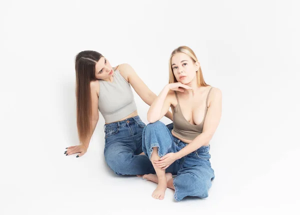Lifestyle Mode Und People Konzept Zwei Junge Freundinnen Sitzen Gemeinsam — Stockfoto