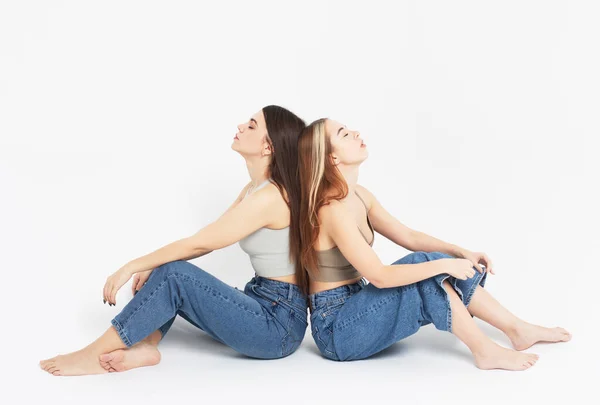 Livsstil Mode Och Människor Koncept Två Unga Kvinnliga Vänner Sitter — Stockfoto