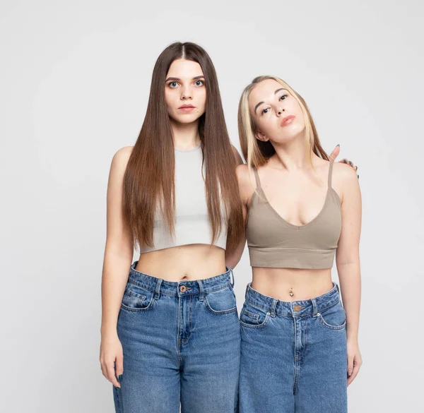 Дві Молоді Жінки Довгим Волоссям Стоять Разом Білому Тлі Позують — стокове фото