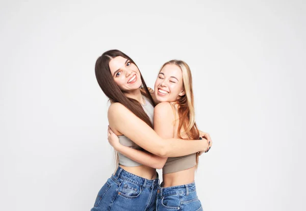 Livsstil Och Människor Koncept Två Unga Kvinnliga Vänner Står Tillsammans — Stockfoto
