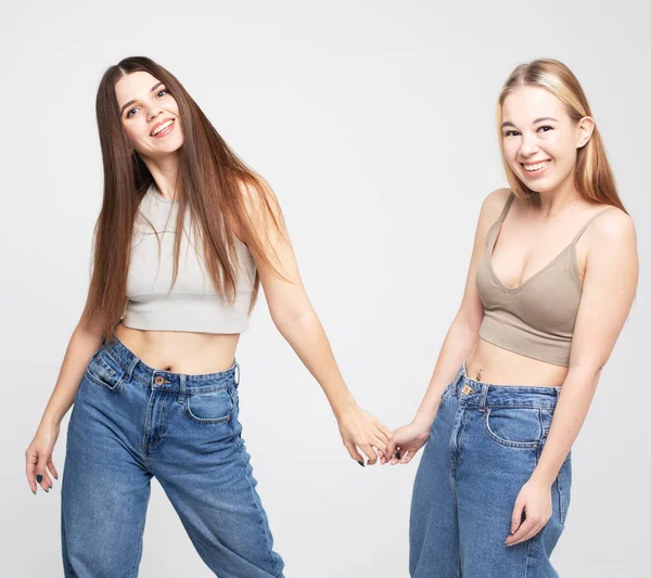 Zwei Modische Lachende Freundinnen Die Sich Umarmen Und Spaß Vor — Stockfoto