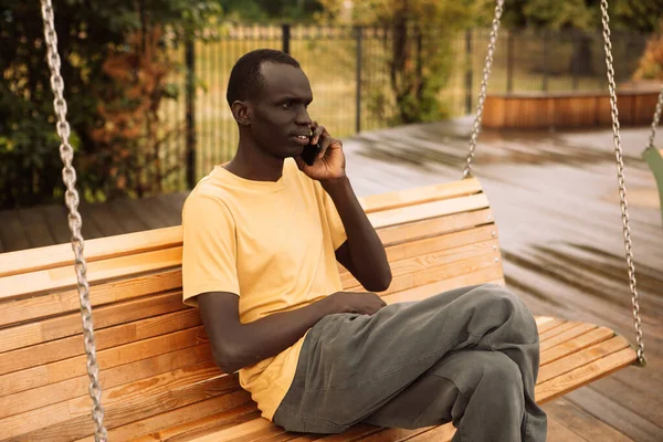 Jeune Beau Afro Américain Assis Sur Arbre Dans Parc Avec — Photo