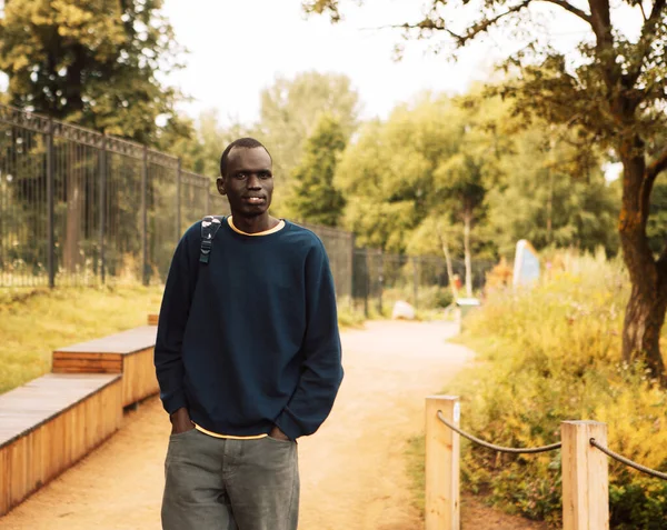 Jeune Homme Africain Plein Air Portrait Étudiant Confiant Sérieux Espace — Photo
