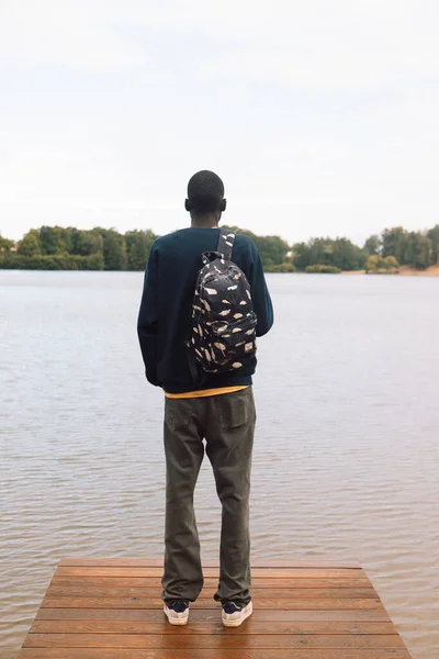 Jeune Afro Américain Relaxant Parc Près Lac Jeune Homme Noir — Photo