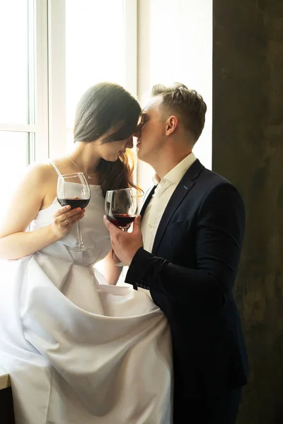Menyasszony Vőlegény Bort Tartanak Kezükben Fiatal Boldog — Stock Fotó