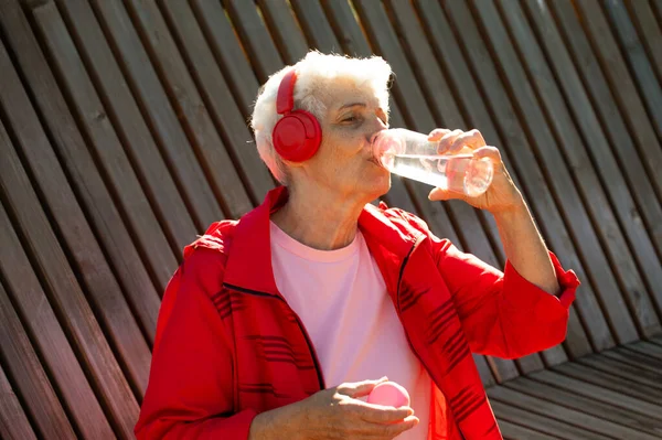 Пожилая Женщина Короткими Седыми Волосами Питьевой Воды После Тренировки Портрет — стоковое фото