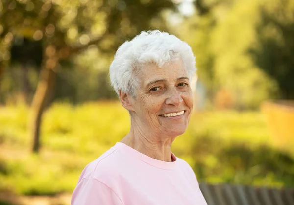 Portrét Usměvavé Starší Ženy Parku Zavřít Portrét Šťastný Myslící Zralý — Stock fotografie